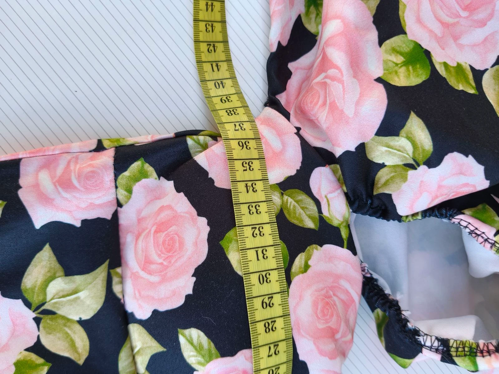 Robe courte fleurie avec manches bouffantes – photo 9